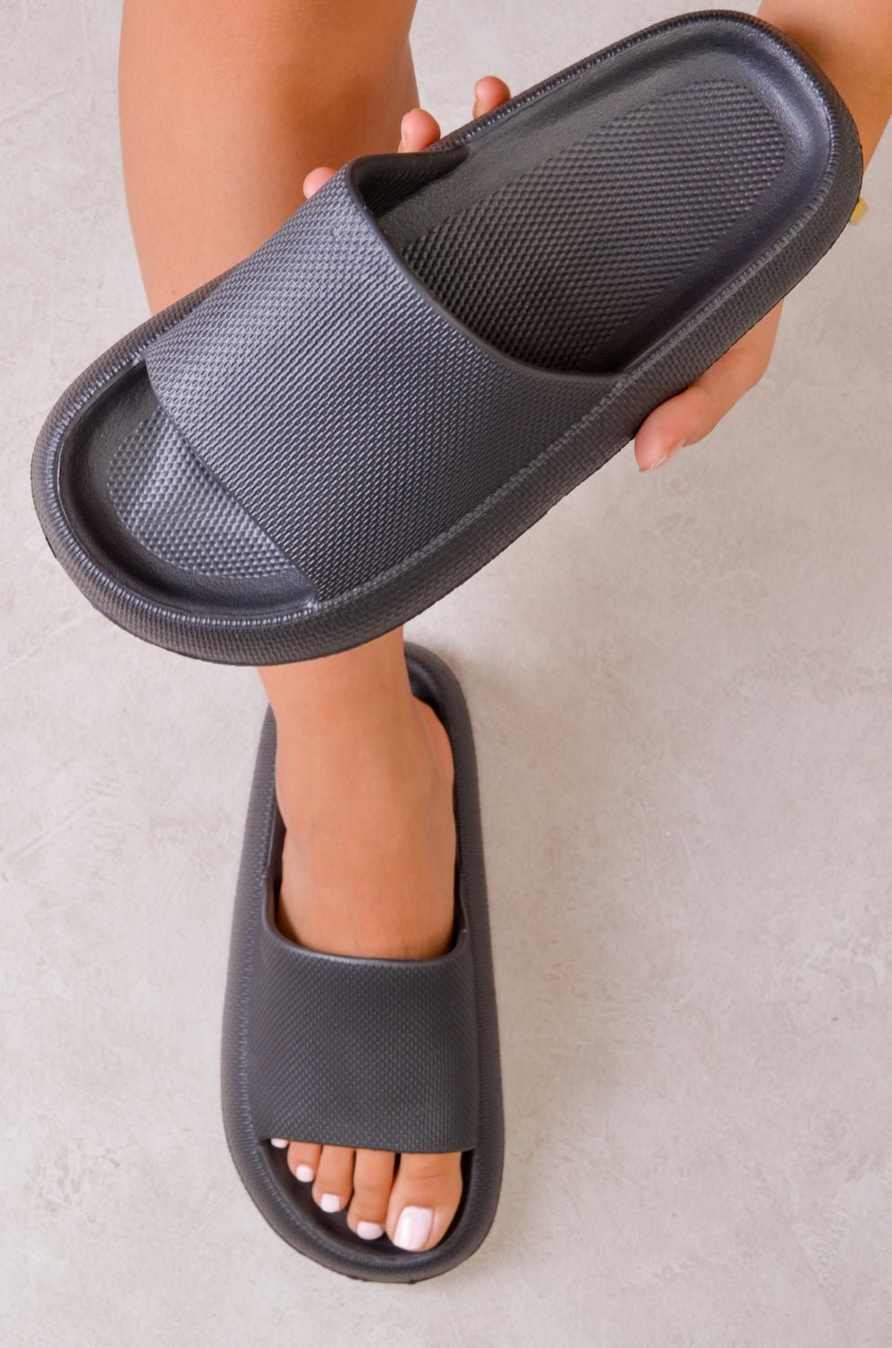 JOANNA TEXTURED RUBBER SLIDERS IN BLACK - Popular trends empire