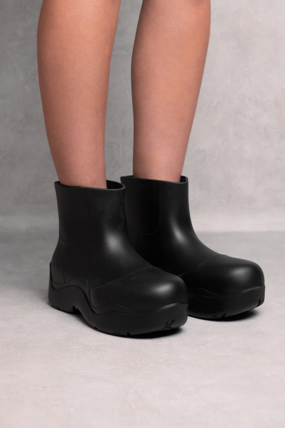 GENEVRA CHUNKY PULL ON WELLIE CHELSEA BOOT IN BLACK - Popular trends empire