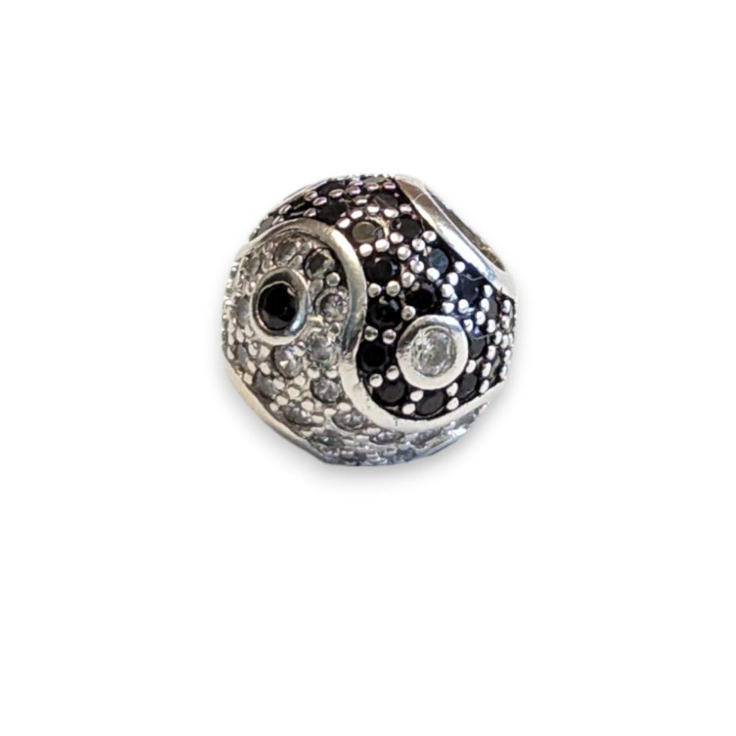 Yin and Yang Bead Charm - Popular trends empire
