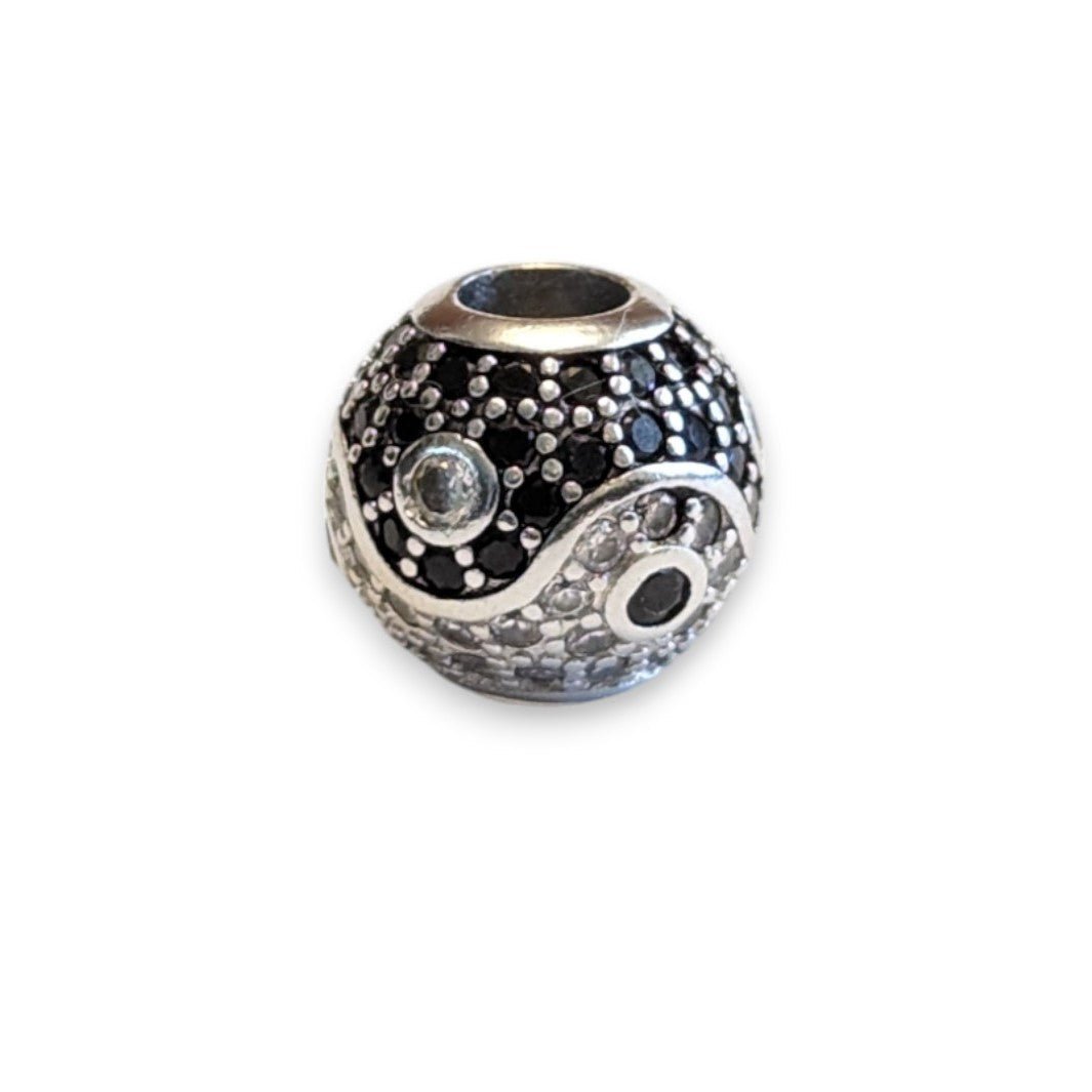 Yin and Yang Bead Charm - Popular trends empire